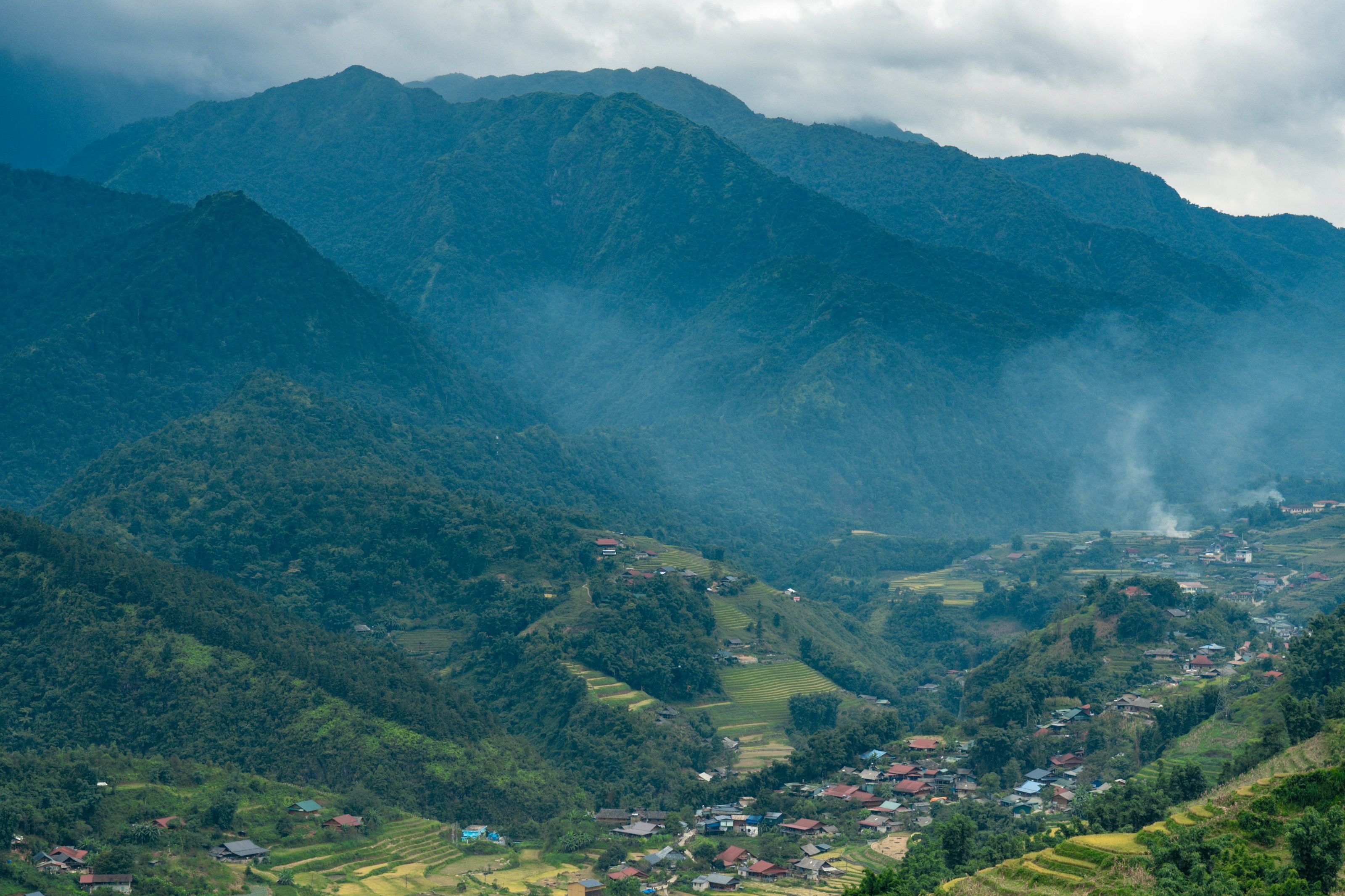 Bản làng giữa thung lũng ruộng bậc thang và sương núi ở Sa Pa
