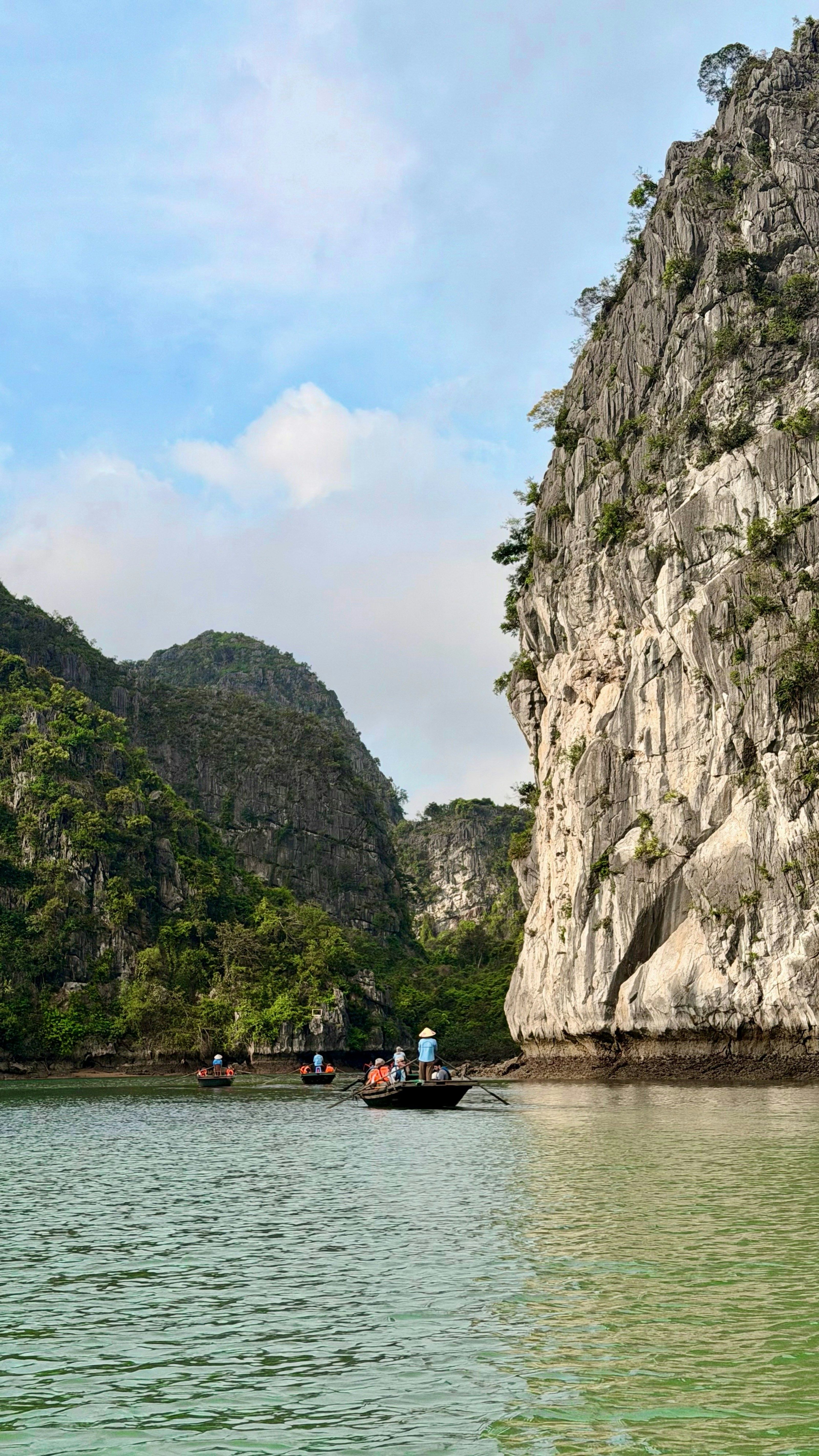 Thuyền nan đi qua những vách núi đá vôi ở Ninh Bình